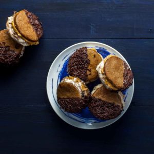 Speculaas pindakaas hagelslag ice cream-sandwich | ShareLoveNotSecrets.com